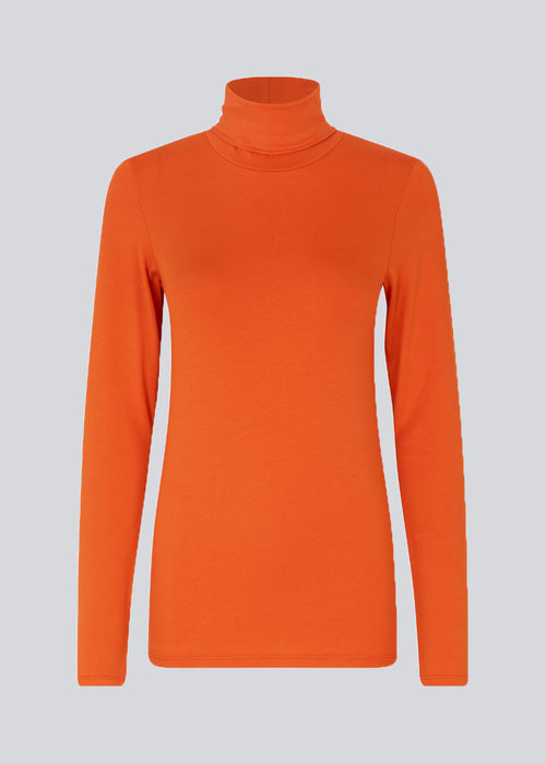 Nice high-necked knit in orange in a tight fit, which is perfect for any occasion. 
