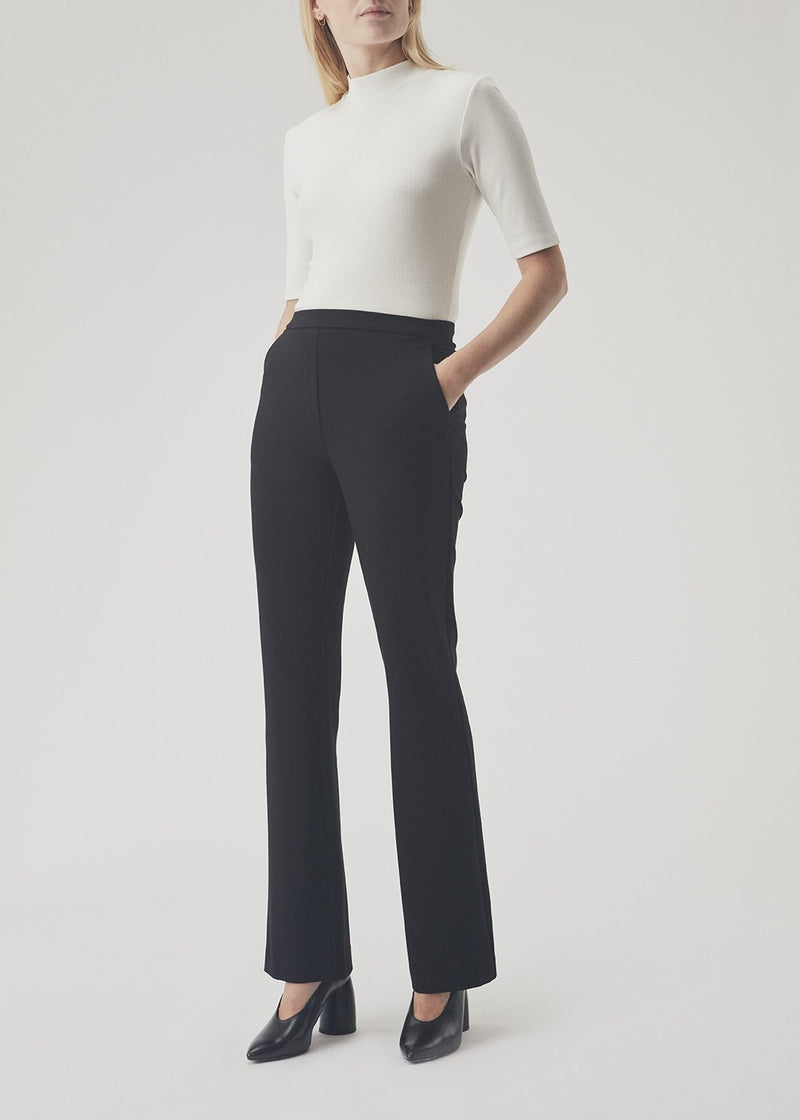 Nice pants with flared legs and front pockets. The stretchy material and elastic waist creates the perfect fit. Tanny Flare pants in Black is a must-have basic styles in your waredrobe. The model is 174 cm and wears a size S/36