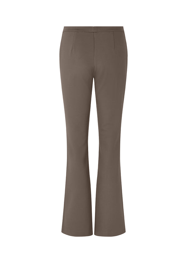 Nice pants in brown with flared legs and front pockets. The stretchy material and elastic waist create the perfect fit. The model is 174 cm and wears a size S/36 in black