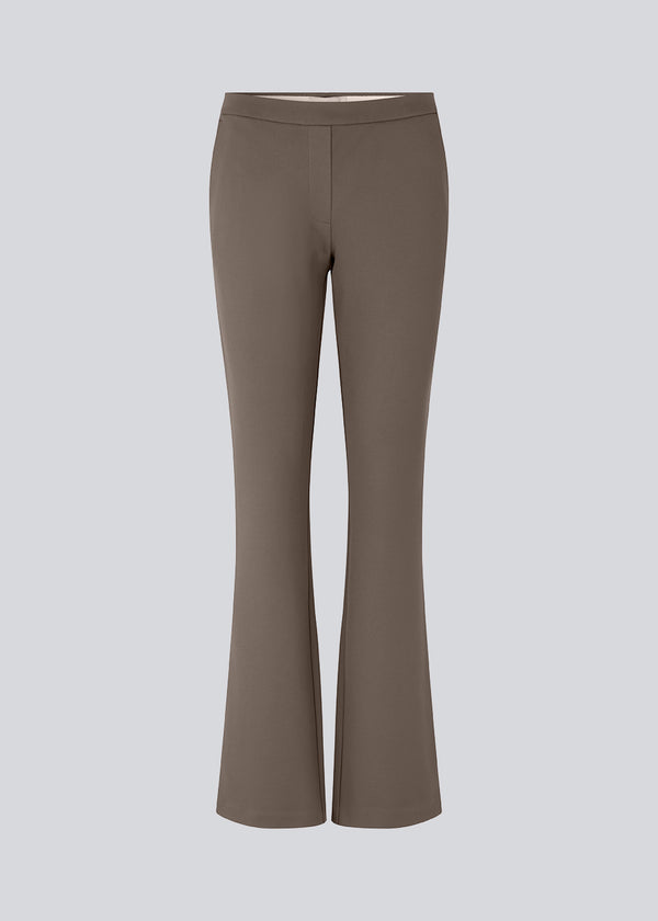 Nice pants in brown with flared legs and front pockets. The stretchy material and elastic waist create the perfect fit. The