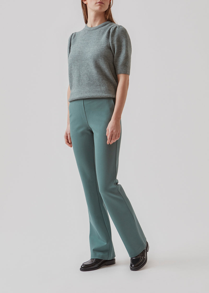 Nice pants with flared legs and front pockets. The stretchy material and elastic waist creates the perfect fit. The model is 174 cm and wears a size S/36