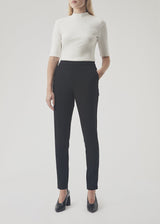 Nice pants in a soft and comfortable quality with stretch. Tanny pants has a clean look with stichting details at front, side pockets and has a tight fit. The model is 174 cm and wears a size S/36