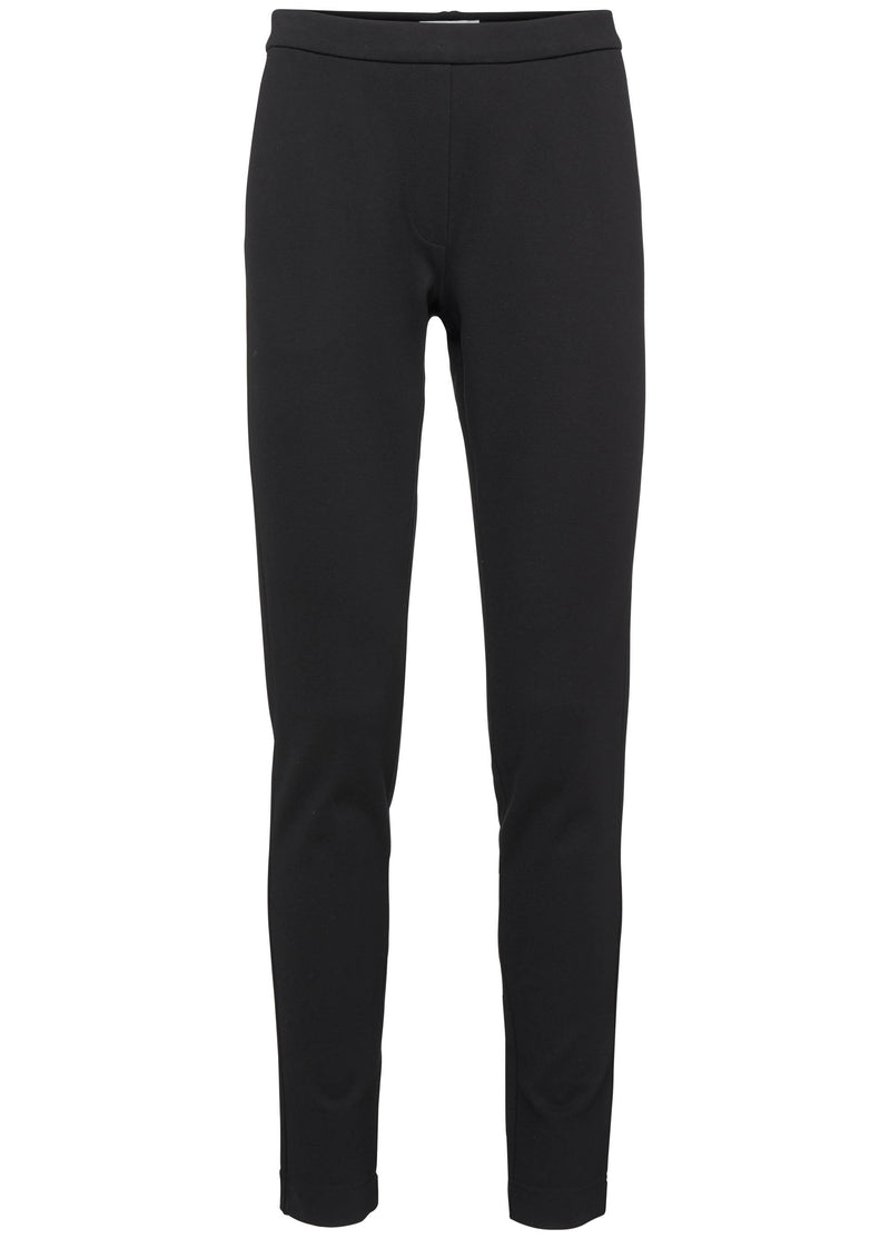 Nice pants in a soft and comfortable quality with stretch. Tanny pants has a clean look with stichting details at front, side pockets and has a tight fit. The model is 174 cm and wears a size S/36