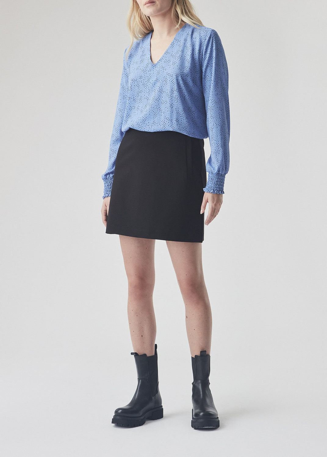 Simple and a must-have stylish A-shaped skirt. Tanny short skirt has elastic at the waist and the strechable material creates the perfect fit.