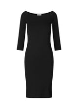 Tansy dress is an off shoulder dress with narrow sleeves. The dress has a clean look and a slim fit. Tansy dress is a knee lenght dress and a basic must-have style in your waredrobe.