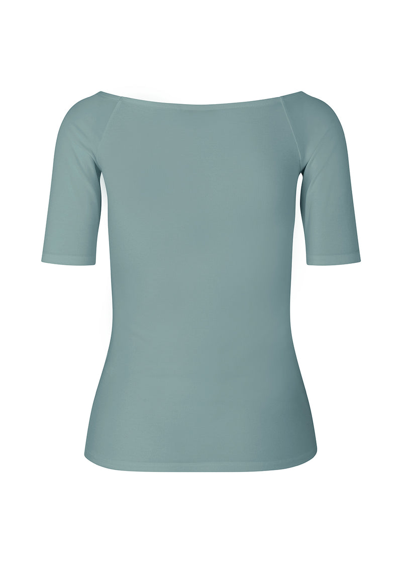 Tansy top in the color stormy sea has a simple look with a wide neckline at front and back and narrow sleeves. The top is slim fit without being tight. The model is 174 cm and wears a size S/36