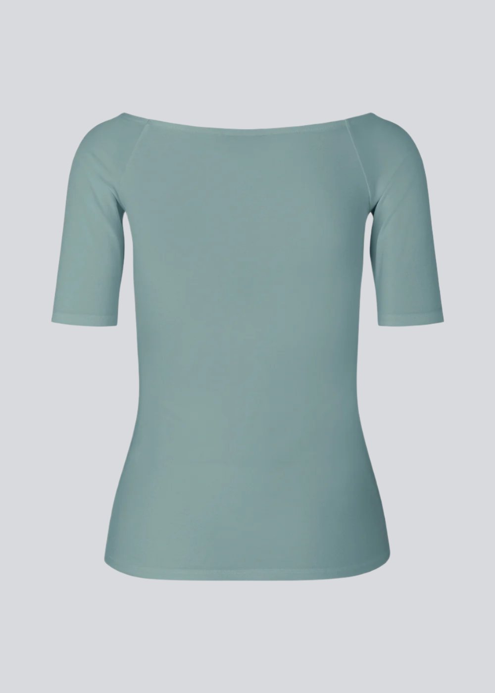 Tansy top in the color stormy sea has a simple look with a wide neckline at front and back and narrow sleeves. The top is slim fit without being tight. The model is 174 cm and wears a size S/36