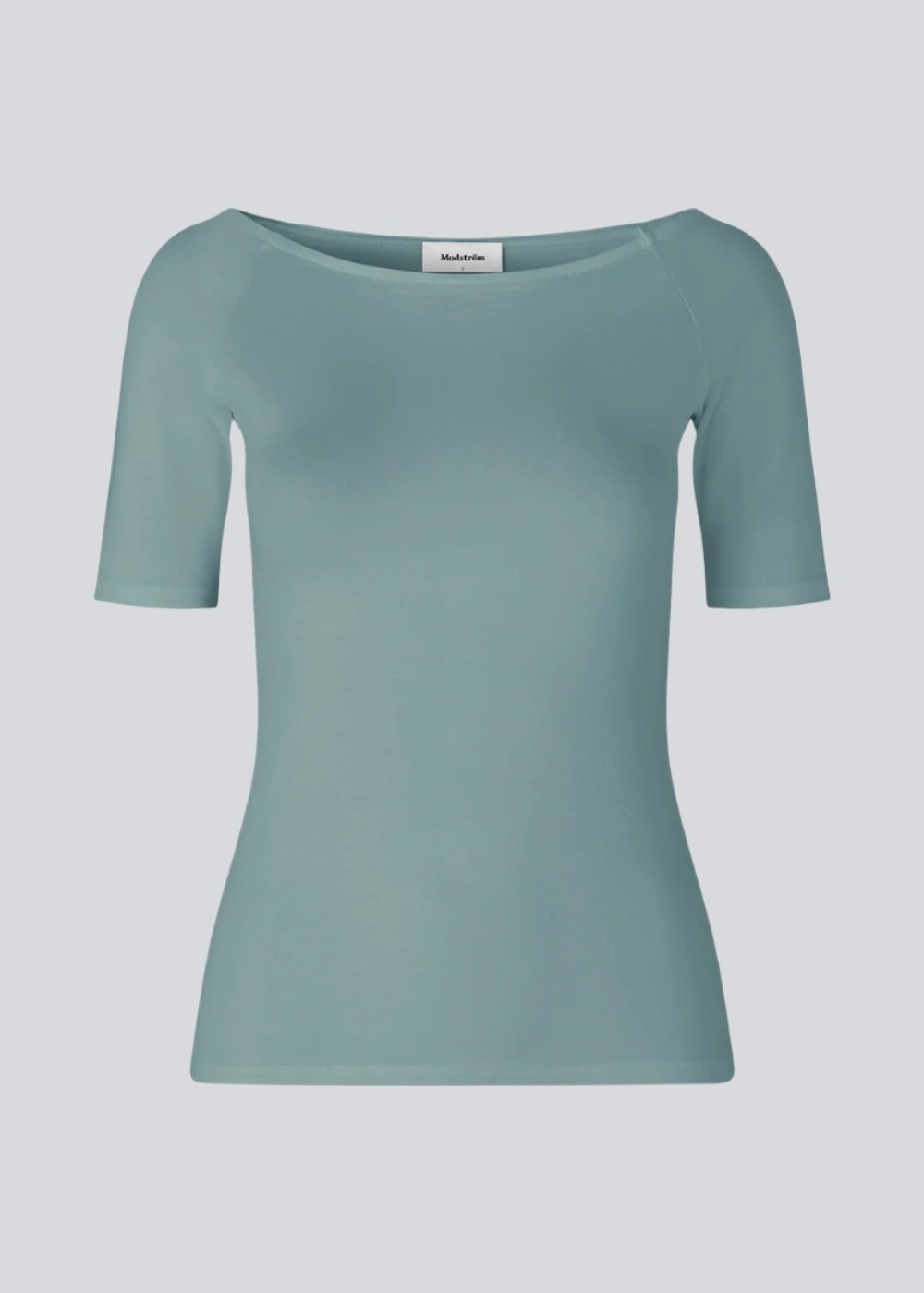 Tansy top in the color stormy sea has a simple look with a wide neckline at front and back and narrow sleeves. The top is slim fit without being tight. The model is 174 cm and wears a size S/36