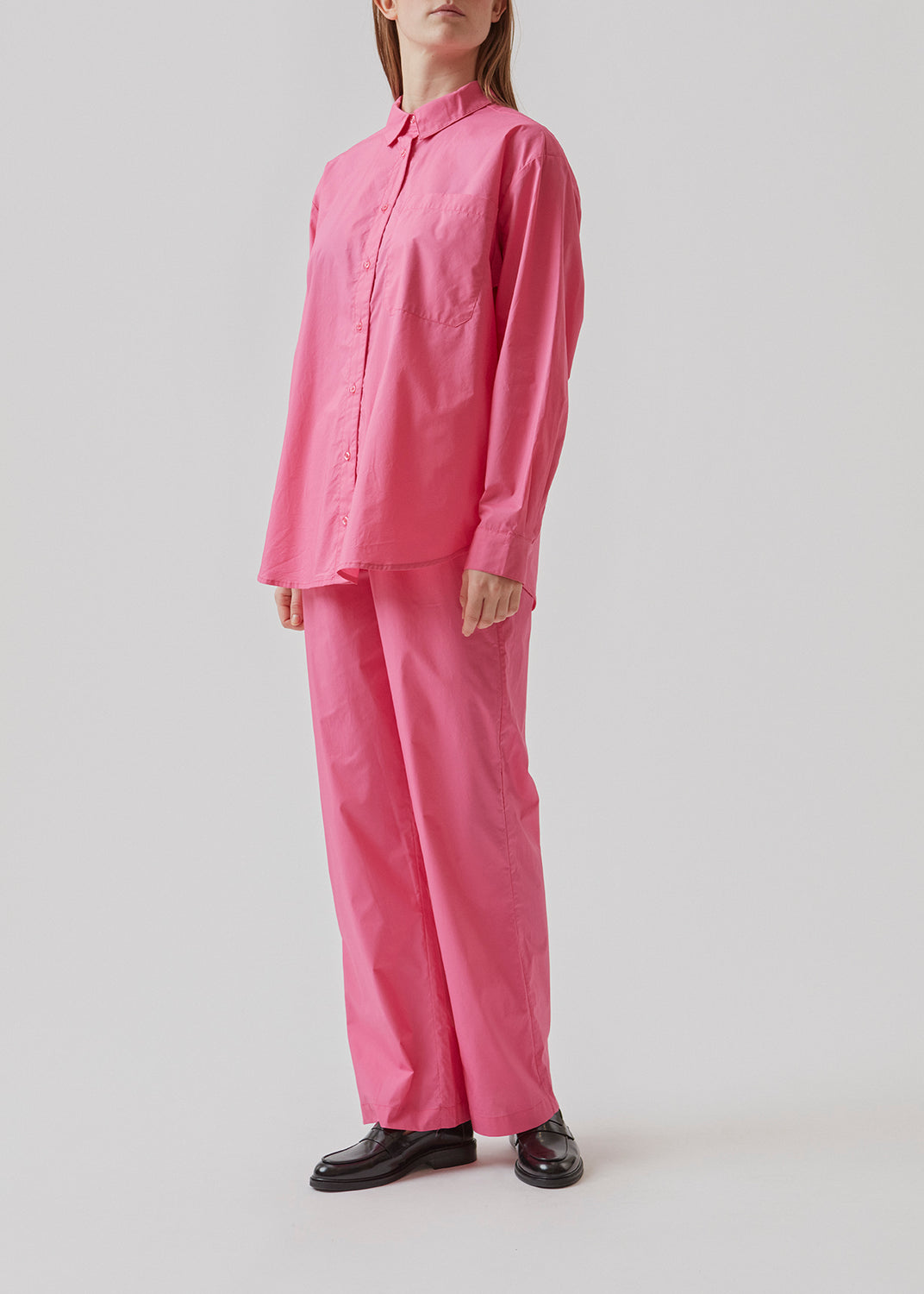Pants in organic cotton with straight, wide legs. TapirMD pants have a high, elasticated waist, slanted side pockets, and a decorative paspoil back pocket.  Material: 100% Organic Cotton
