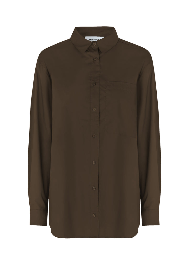 Airy shirt in brown in organic cotton poplin. TapirMD shirt has a collar and buttons in front, with an open chest pocket. Dropped shoulders and long sleeves with cuff and button. Embroidered logo in front.