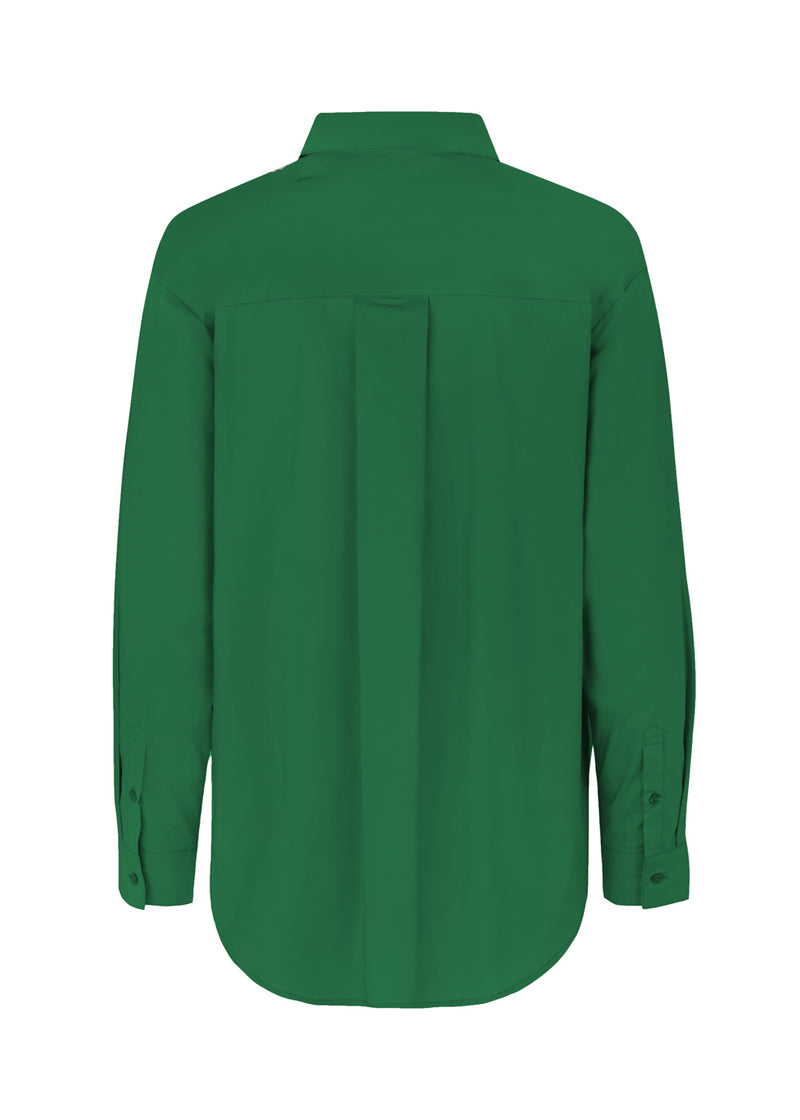 Airy shirt in green organic cotton poplin. TapirMD shirt has a collar and buttons in front, with an open chest pocket. Dropped shoulders and long sleeves with cuff and button. Embroidered logo in front.