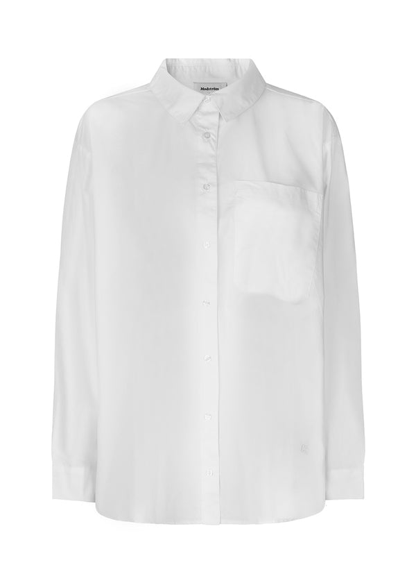 Airy shirt in white in organic cotton poplin. TapirMD shirt has a collar and buttons in front, with an open chest pocket. Dropped shoulders and long sleeves with cuff and button. Embroidered logo in front.