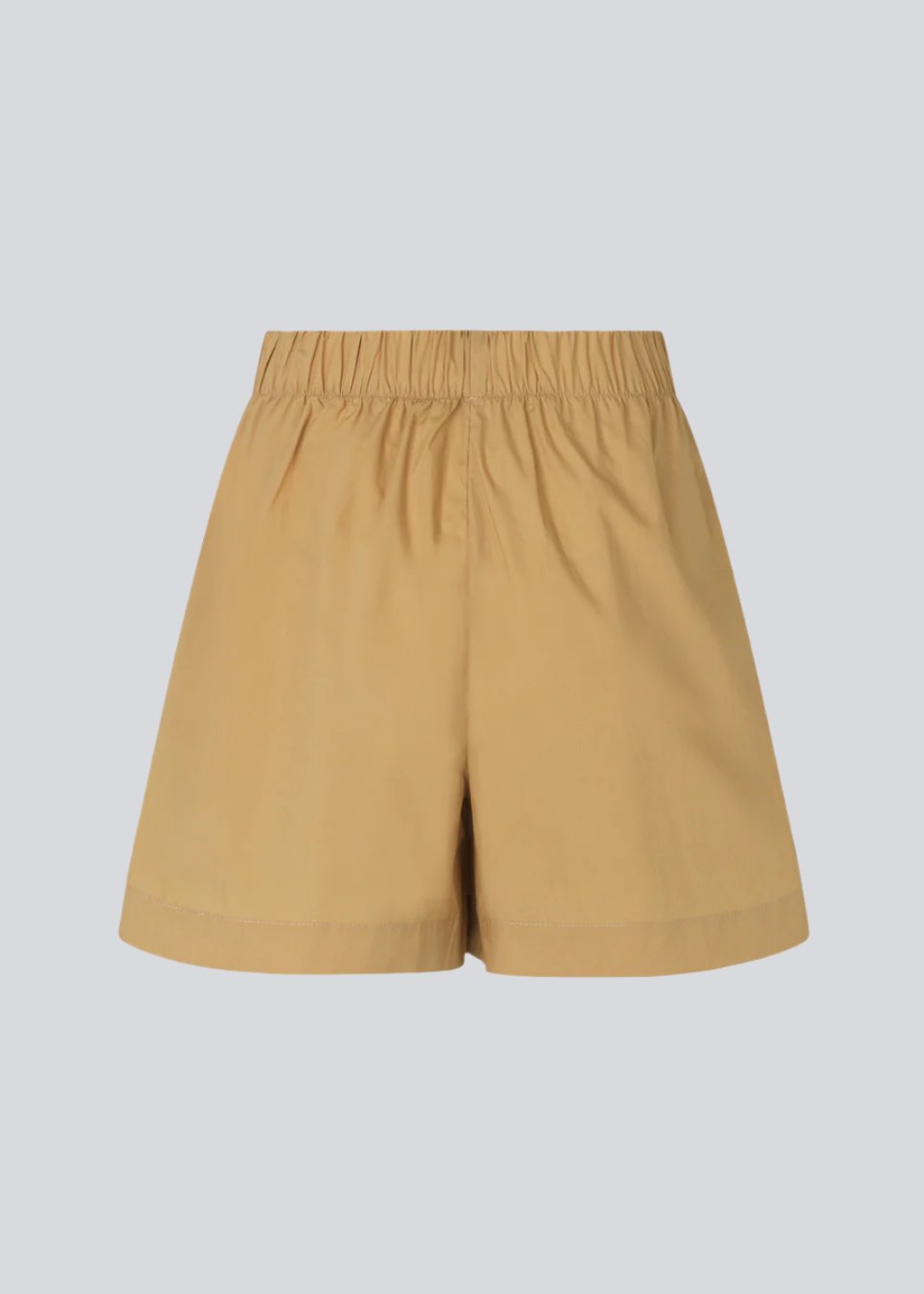 Shorts in a light, organic cotton poplin. TapirMD shorts have a high waist with elasticated waistband and short, wide legs. Pockets at side seam and a short slit at sides.  Material: 100% Organic Cotton