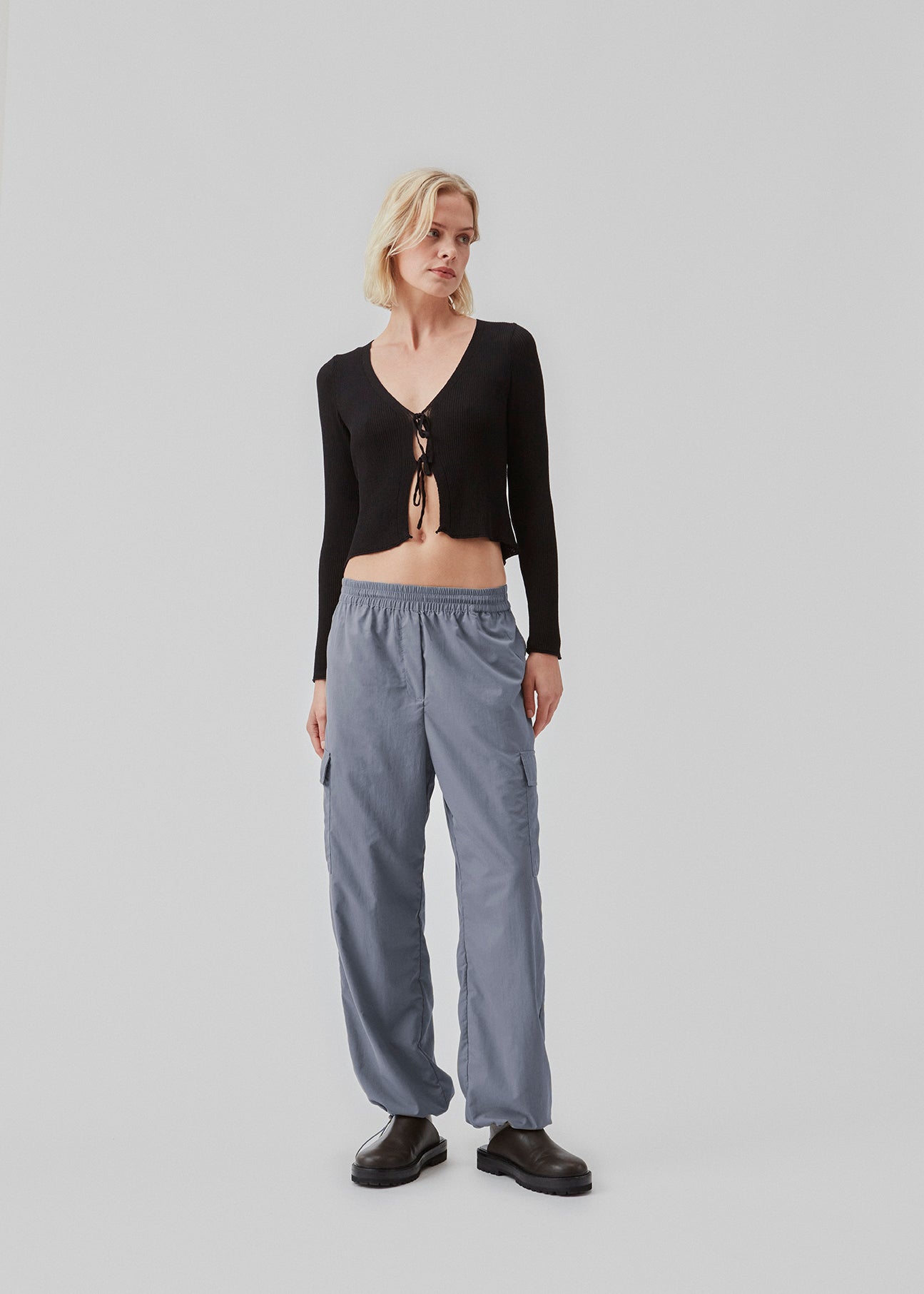 Cargo pants in the color dusk in nylon with elastic waistline and adjustable hems with elastic drawstrings. TrentMD pants have patch pockets on the legs.