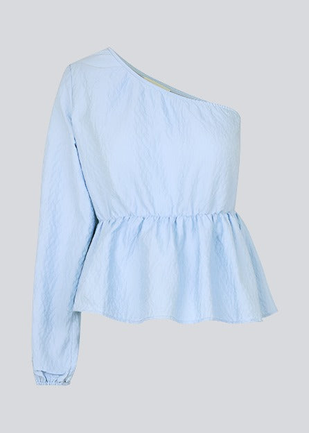 Short dress in a structured and shiny quality in blue. TelmaMD dress has a relaxed fit with a v-shaped neckline and short puff sleeves.