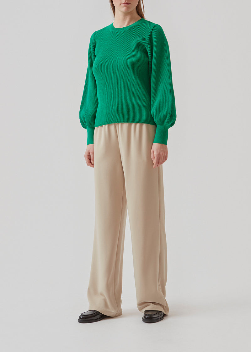 Temma o-neck in green is a knit sweater in a rib structured cotton quality and a slim shape. The knitted sweater has balloon sleeves, that are finished of with wide ribbed trims.