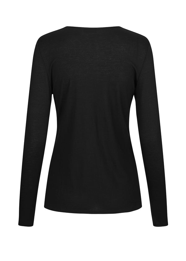 Basic long-sleeved t-shirt in a light material and loose fit. TempoMD LS t-shirt is ideal for layering or styled on its own for a simple expression. The model is 173 cm and wears a size S/36