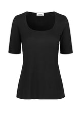 Basic t-shirt with short sleeves and a wide, square neckline. TempoMD t-shirt is made from a light material with a relaxed silhouette. The model is 173 cm and wears a size S/36