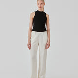 Nice top without sleeves and with a high neck. Theo top is in a nice cotton/modal quality and a basic must-have style in your wardrobe.  The model is 177 cm and wears a size S/36.