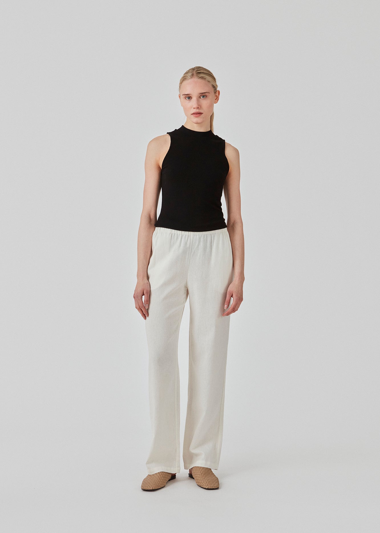 Nice top without sleeves and with a high neck. Theo top is in a nice cotton/modal quality and a basic must-have style in your wardrobe.  The model is 177 cm and wears a size S/36.
