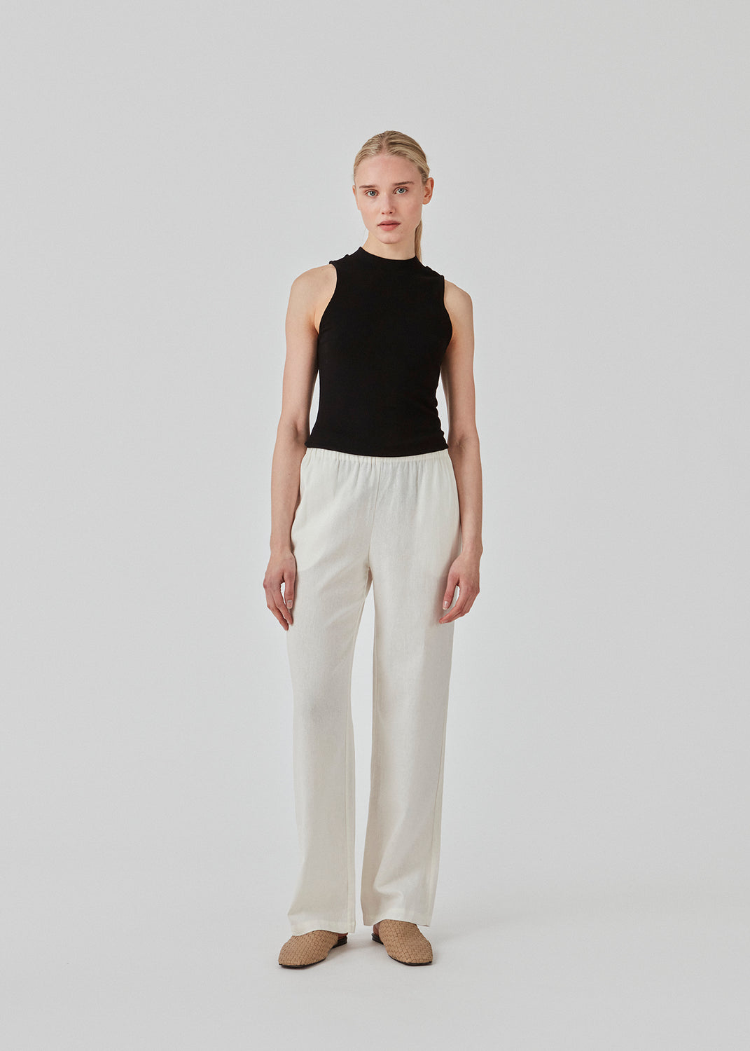 Nice top without sleeves and with a high neck. Theo top is in a nice cotton/modal quality and a basic must-have style in your wardrobe.  The model is 177 cm and wears a size S/36.