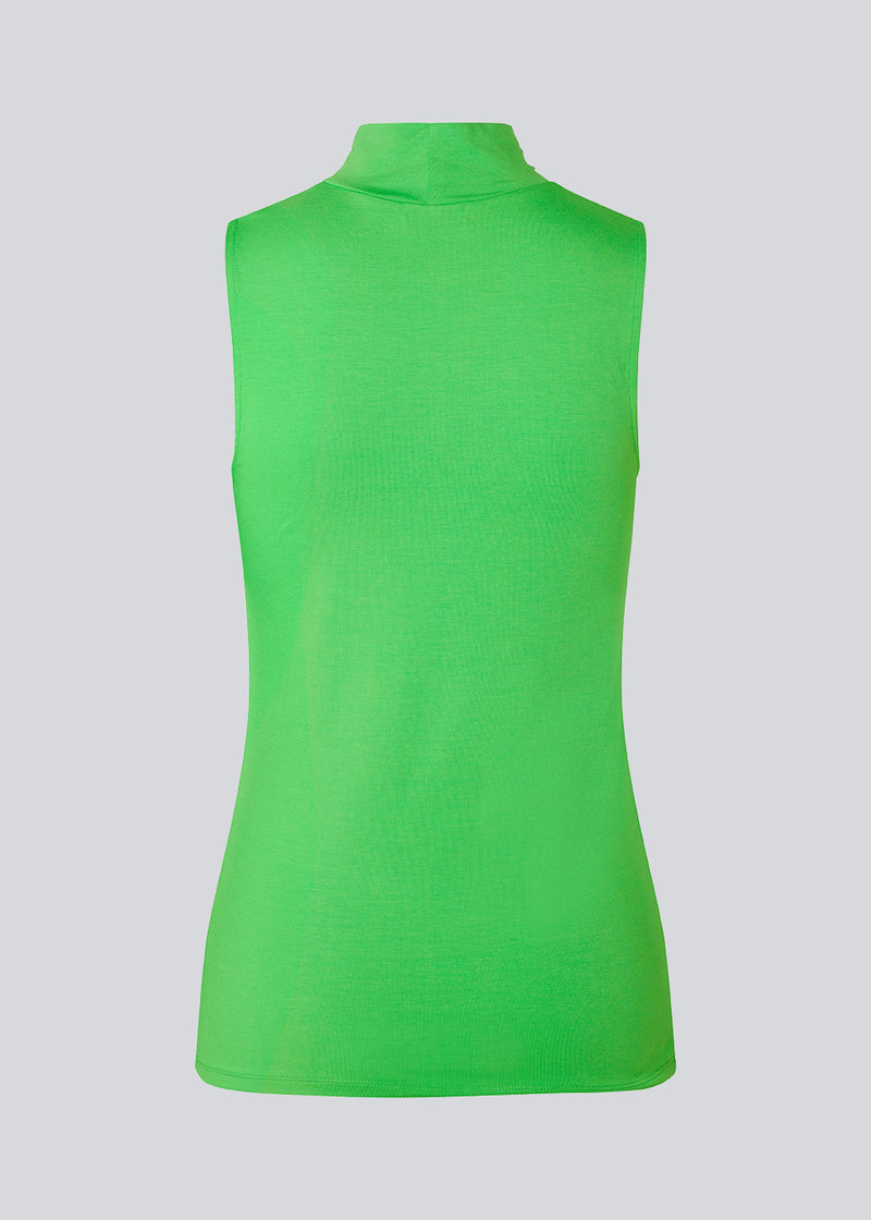 Nice top in green without sleeves and with a high neck. Theo top is in a nice cotton/modal quality. The model is 173 cm and wears a size S/36