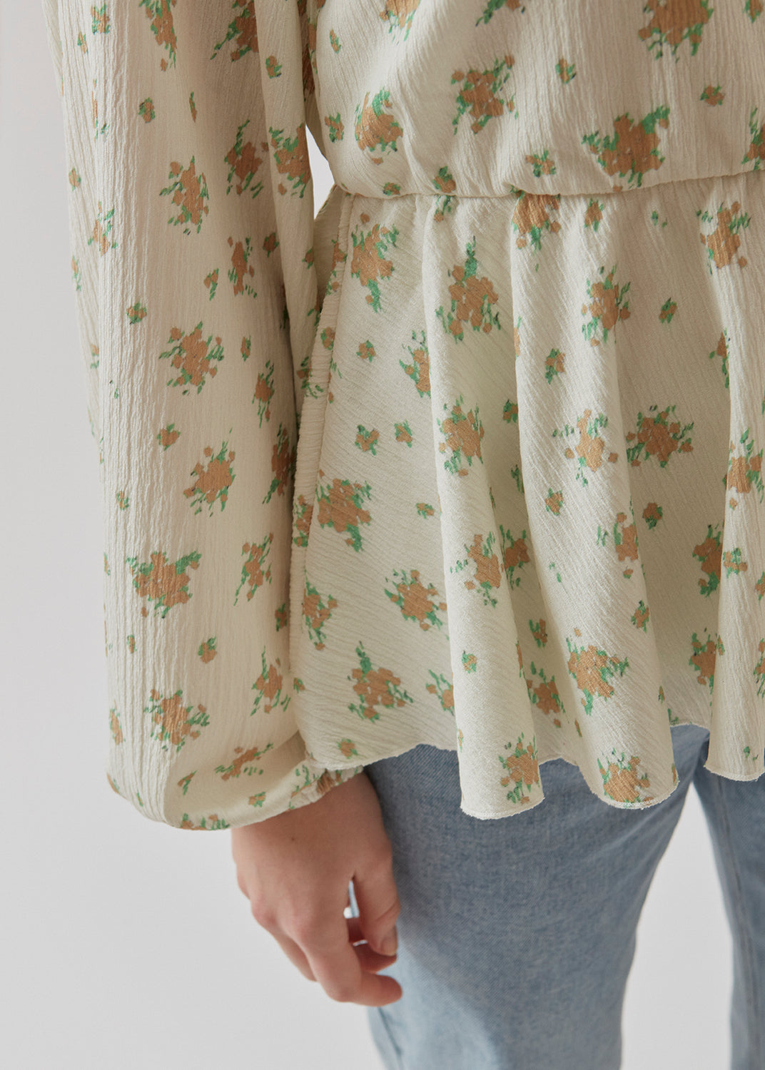 Top in floral print with peplum detail with elastic at waist. ThymeMD print top has a one shoulder detail with one long balloon sleeves. The body is lined.  Material: 2% Elastane 98% Polyester