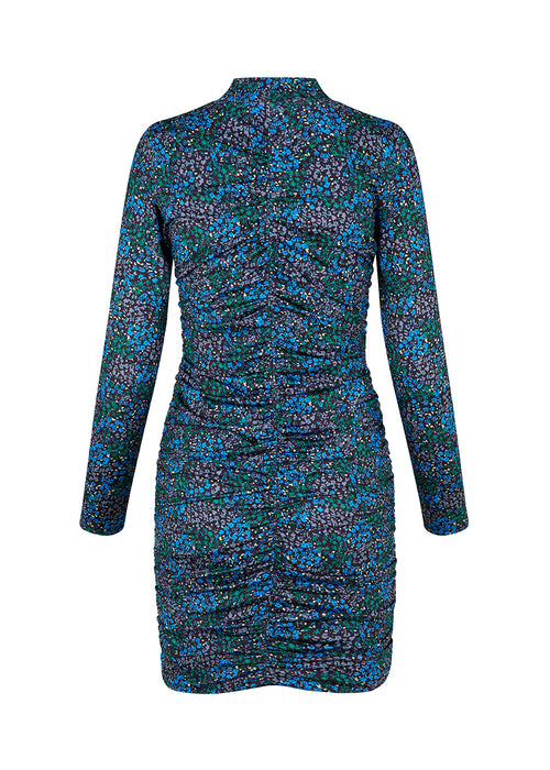 Short dress in the color Malibu Poerty Flower, with long sleeves and low collar. TilloMD print dress is designed with a slim shape with a wrinkled, elastic detail down the center front and center back.