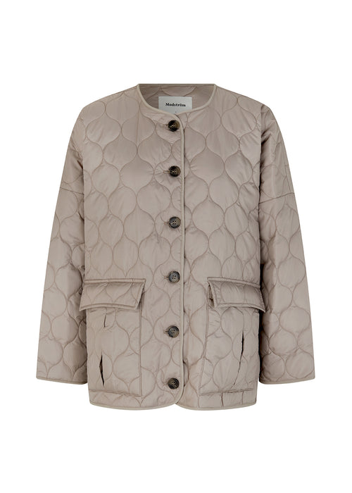 Padded jacket with a short voluminous silhouette. TinnyMD jackets has a collarless neckline, rounded slits, and two big pockets at front. Button closure.