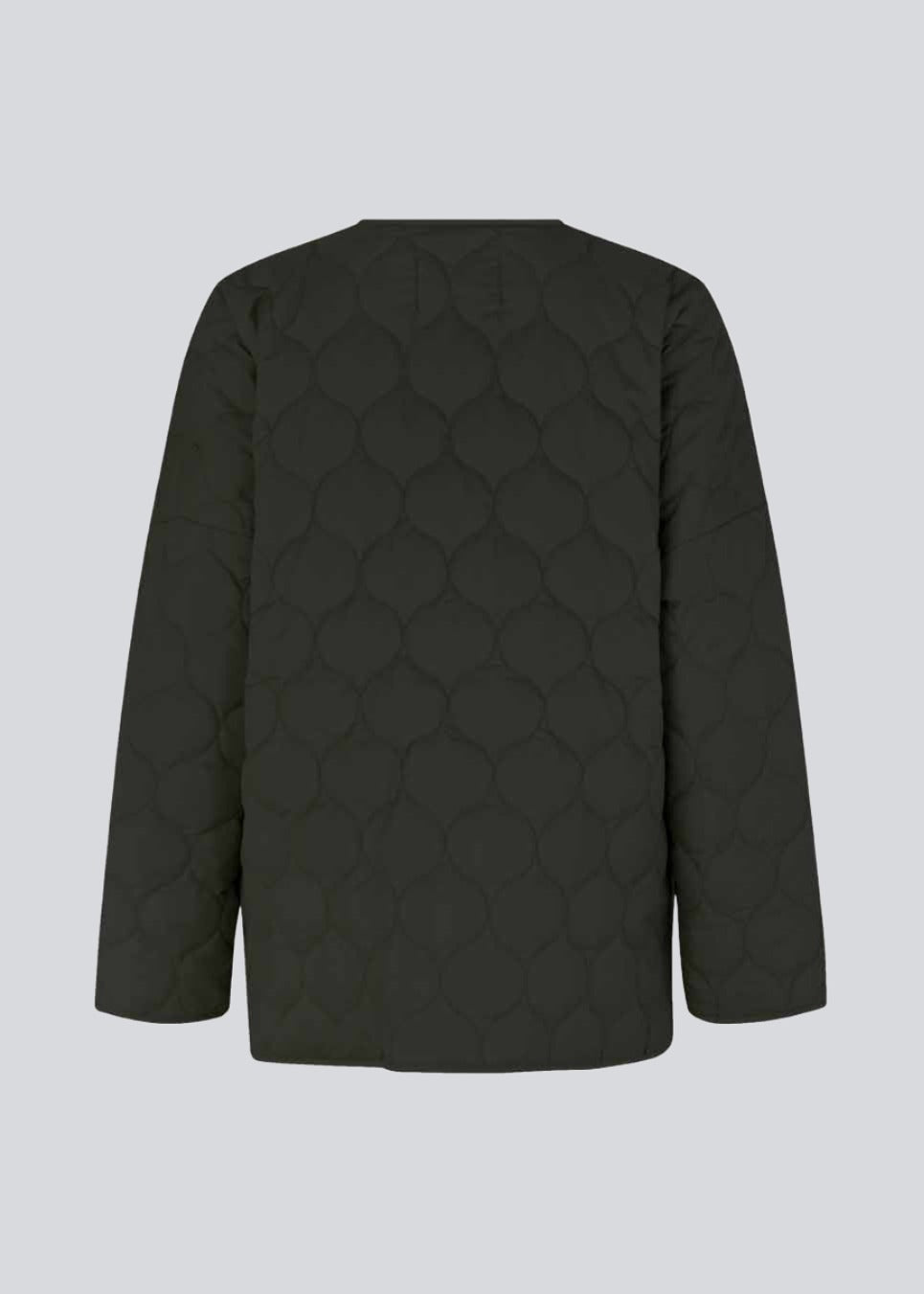 Padded jacket in black with a short voluminous silhouette. TinnyMD jackets has a collarless neckline, rounded slits, and two big pockets at front. Button closure.
