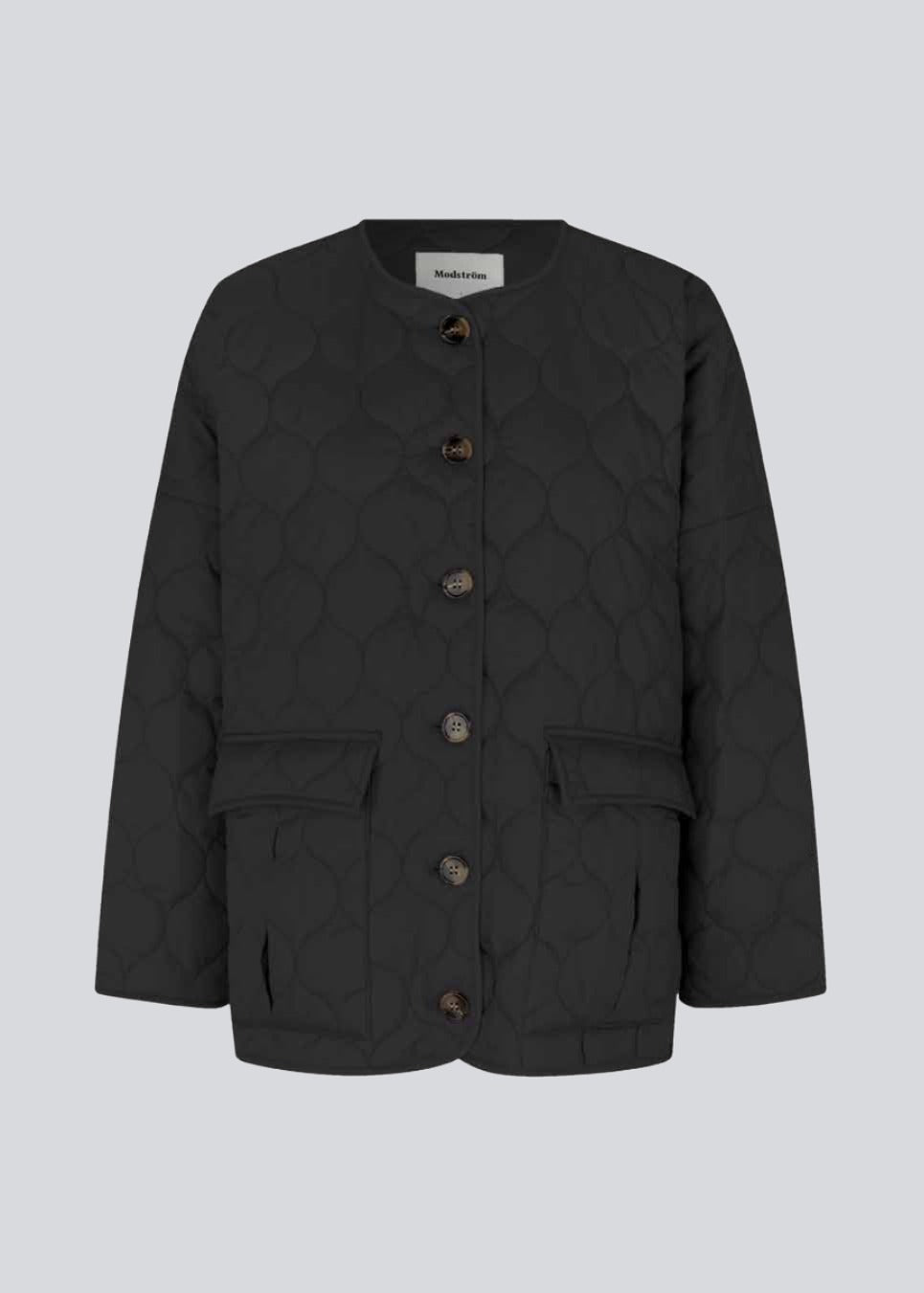 Padded jacket in black with a short voluminous silhouette. TinnyMD jackets has a collarless neckline, rounded slits, and two big pockets at front. Button closure.