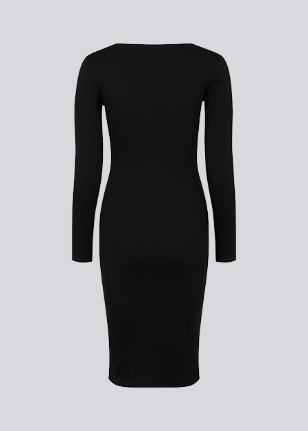 Rib knitted dress in black in a tight fit cotton quality. ToxieMD dress has a square neckline in front and long sleeves. The model is 177 cm and wears a size S/36.