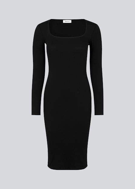Rib knitted dress in black in a tight fit cotton quality. ToxieMD dress has a square neckline in front and long sleeves. The model is 177 cm and wears a size S/36.