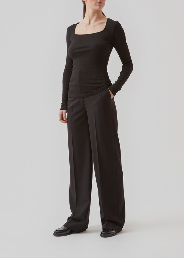 Rib knitted top in black in a tight-fit cotton quality. ToxieMD LS top has a square neckline in front and long sleeves.