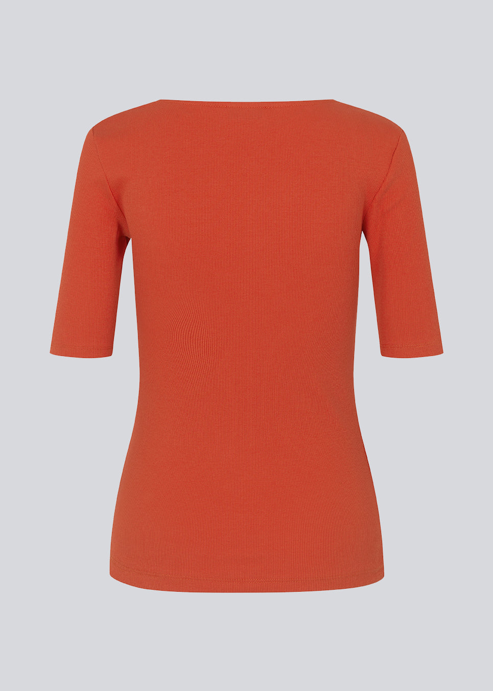Tight fit top in red in a ribbed cotton jersey with a deep neckline in front and short sleeves cutting just above the elbow. The model is 175 cm and wears a size S/36.