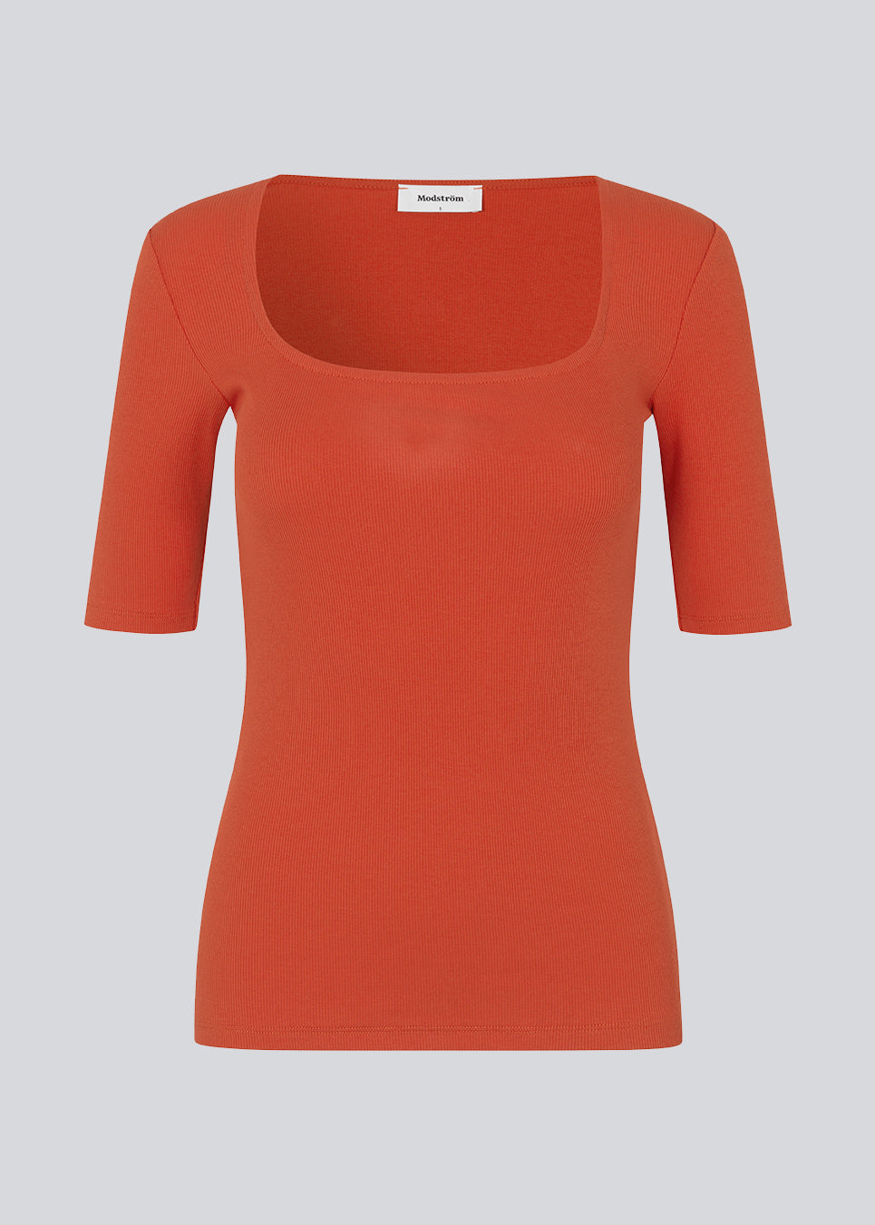 Tight fit top in red in a ribbed cotton jersey with a deep neckline in front and short sleeves cutting just above the elbow. The model is 175 cm and wears a size S/36.