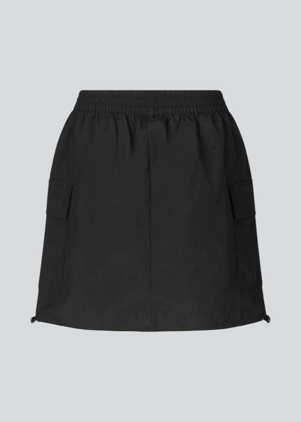 Short skirt in nylon with elastic waist and adjustable hems with elastic drawstrings. TrentMD skirt has two patch pockets and vertical cutlines on front and back.