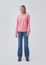 Perfect knit in pink with pattern and rib edge at the sleeves, neck and bottom. The model is 174 cm and wears a size S/36