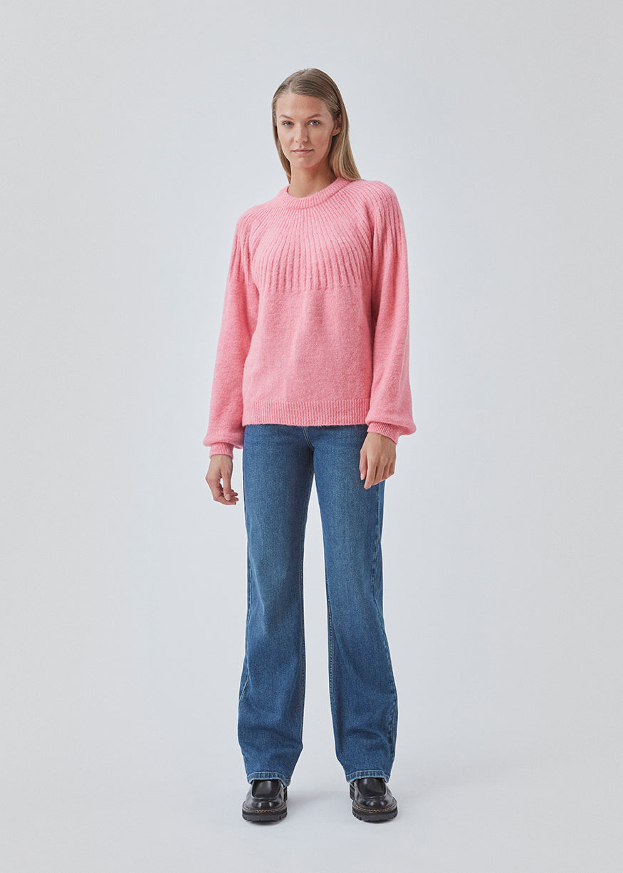 Perfect knit in pink with pattern and rib edge at the sleeves, neck and bottom. The model is 174 cm and wears a size S/36