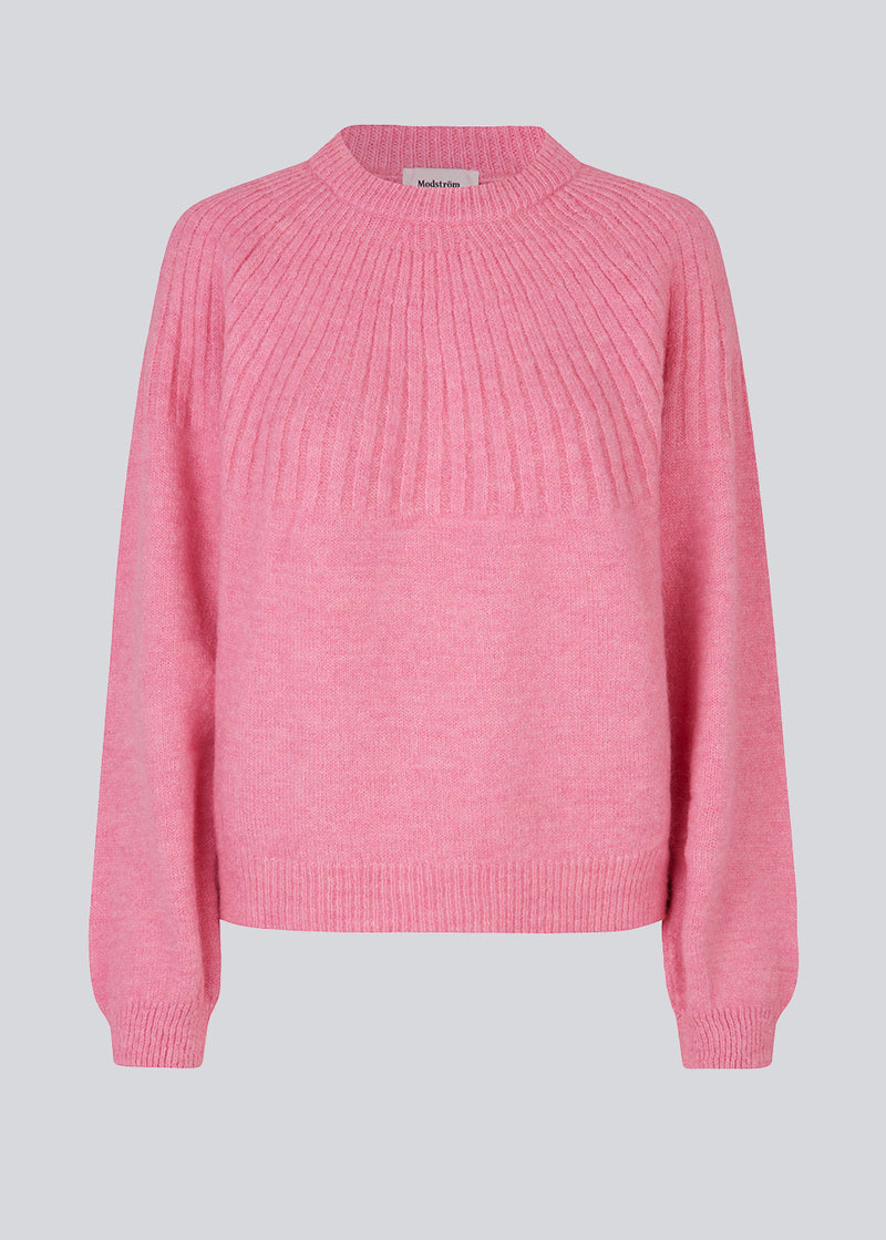 Perfect knit in pink with pattern and rib edge at the sleeves, neck and bottom.