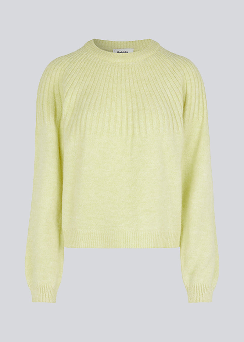 Perfect knit in yellow with pattern and rib edge at the sleeves, neck and bottom.