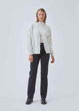 Perfect knit with pattern at the chest and ribbed edges at the sleeves, neck and bottom. The model is 174 cm and is wearing a size S/36.