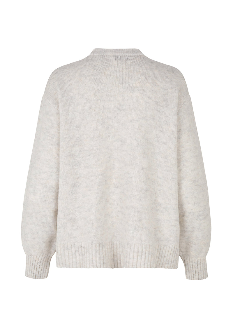 Perfect knit with pattern at the chest and ribbed edges at the sleeves, neck and bottom. The model is 174 cm and is wearing a size S/36.