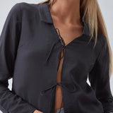 Shirt with long sleeves in Eco Vero viscose quality. TrudaMD shirt has a collar and opening in front with tied fastening in front.