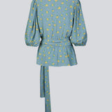 Floral top with a tie at the waist in blue with print. TuckerMD print top is a wrap shirt with short loose sleeves. The shirt is made of 100% responsible material.