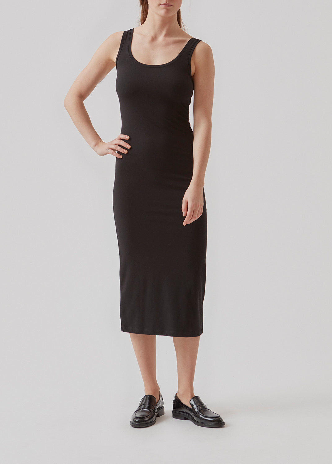 Nice and classic basic dress with wide straps and a tight, long fit. Tulla x-long is a musthave in any wardrobe.