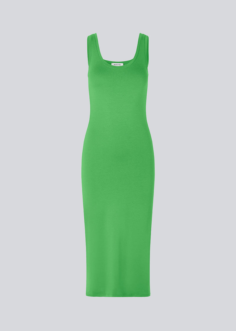 Nice, basic green dress with wide straps and a tight, long fit. Tulla x-long is a musthave in any wardrobe. 