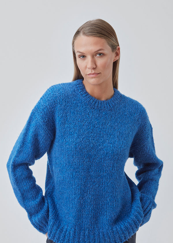 Nice knit in blue with long sleeves. Valentia o-neck has a rib edge at the neck, sleeves and bottom. The knit has a loose fit, which makes it perfect for the cold days.