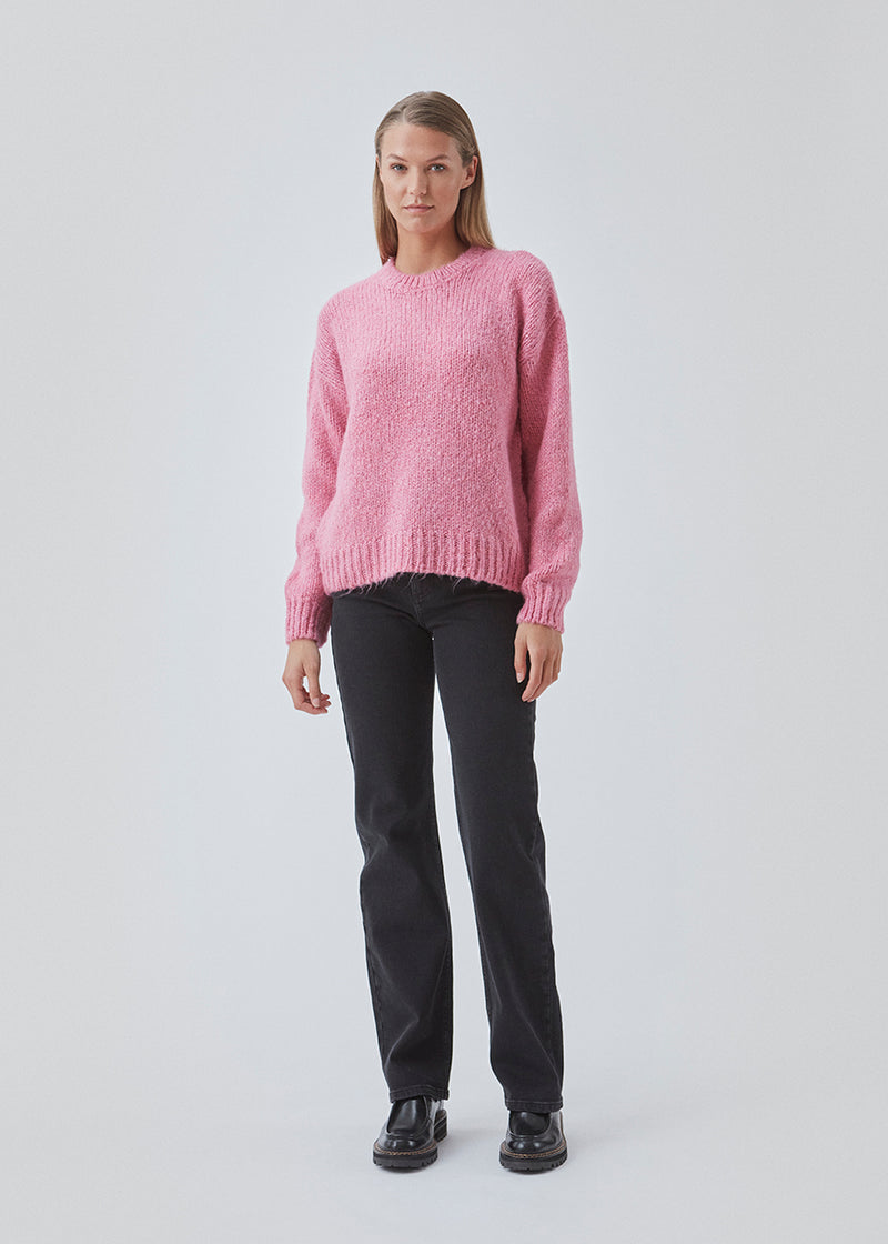 Nice knit in pink with long sleeves. Valentia o-neck has a rib edge at the neck, sleeves and bottom. The knit has a loose fit, which makes it perfect for the cold days.