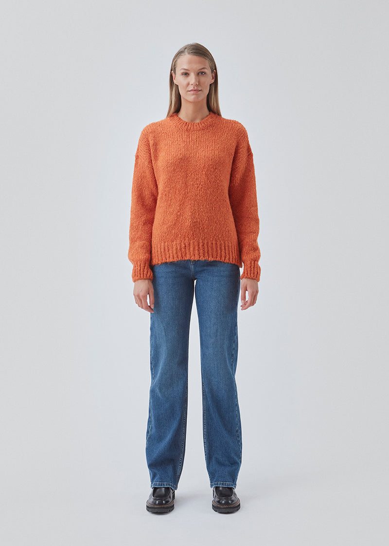Nice knit in orange with long sleeves. Valentia o-neck has a rib edge at the neck, sleeves and bottom. The knit has a loose fit, which makes it perfect for the cold days.